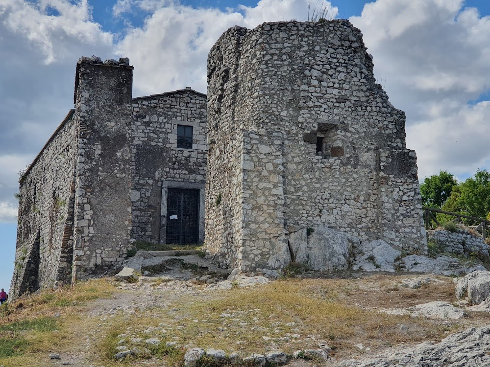 Il profeta : The mountain where Pietro, who has withdrawn from society, lives as a hermit