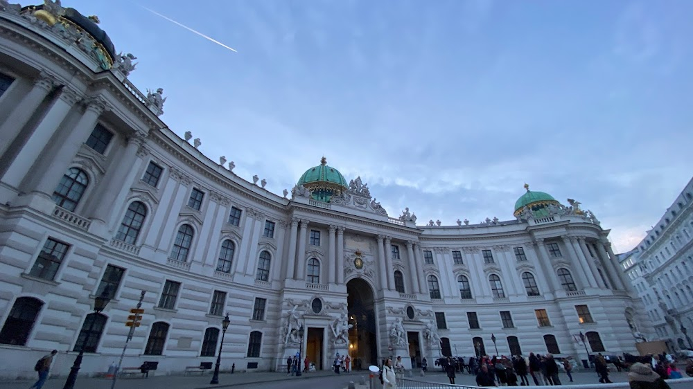 Red Sparrow : bank in Vienna