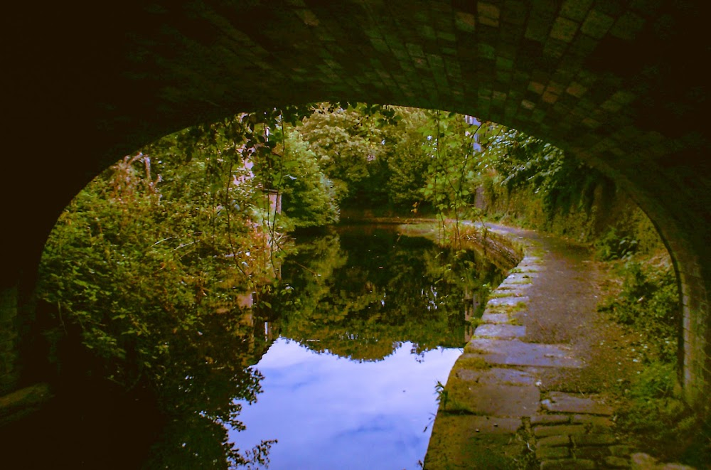 Remember Me : Rob jogs along the canal