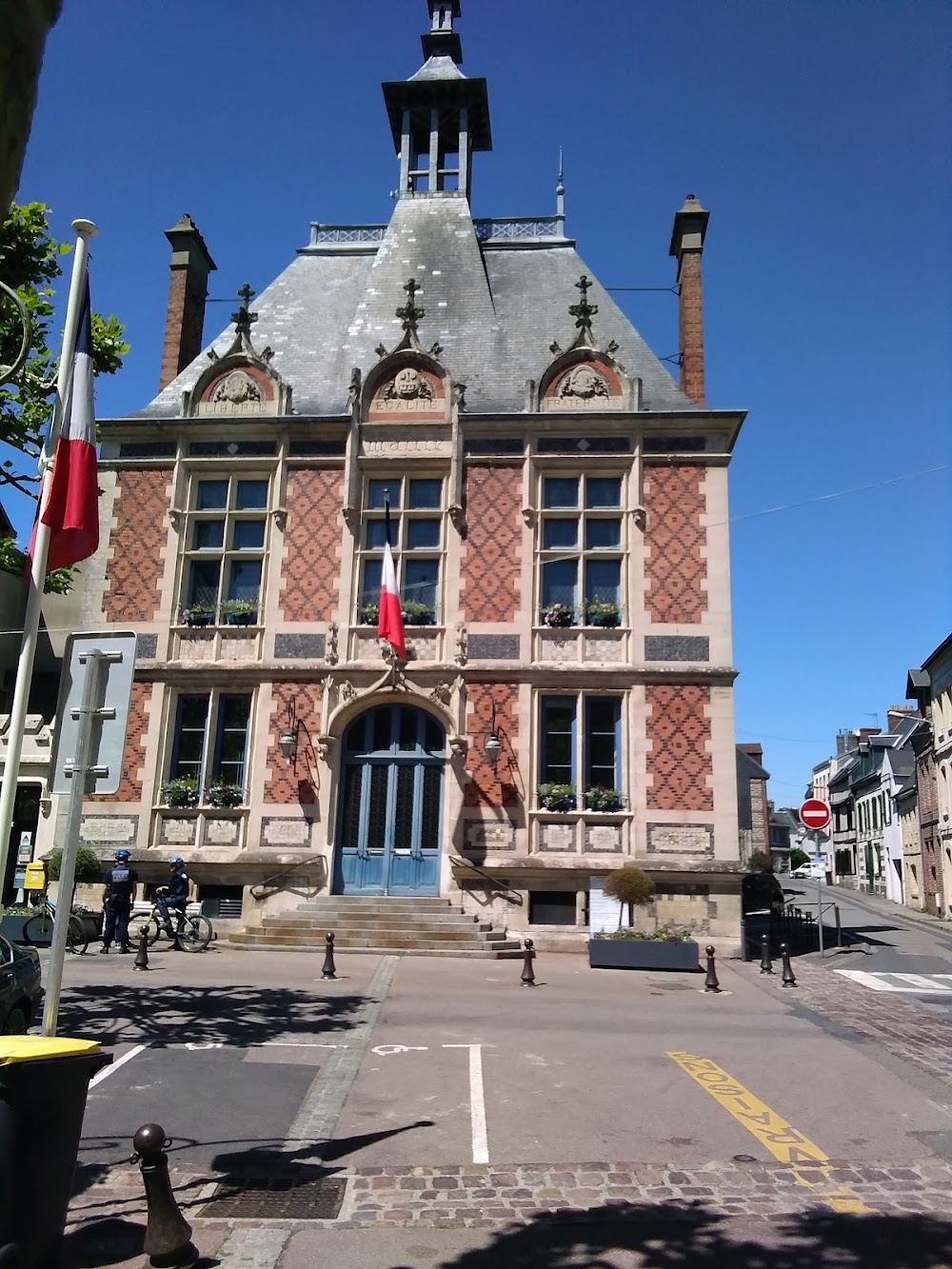 Réparer les vivants : Le Havre hospital