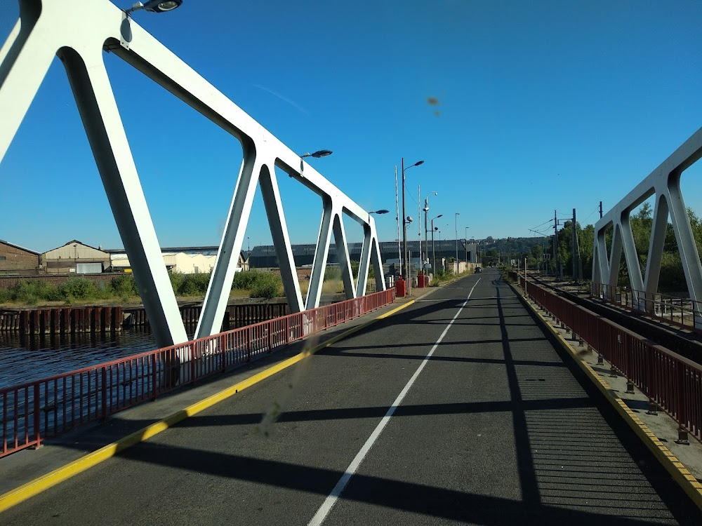 Réparer les vivants : Bridge crossing