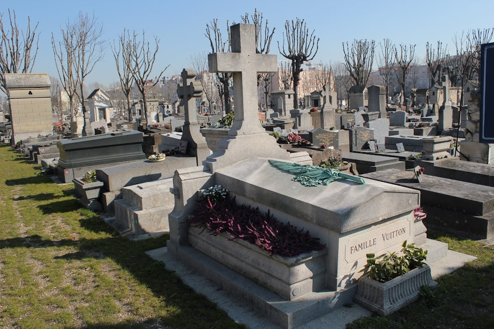 Requiem pour un vampire : first cemetery scene