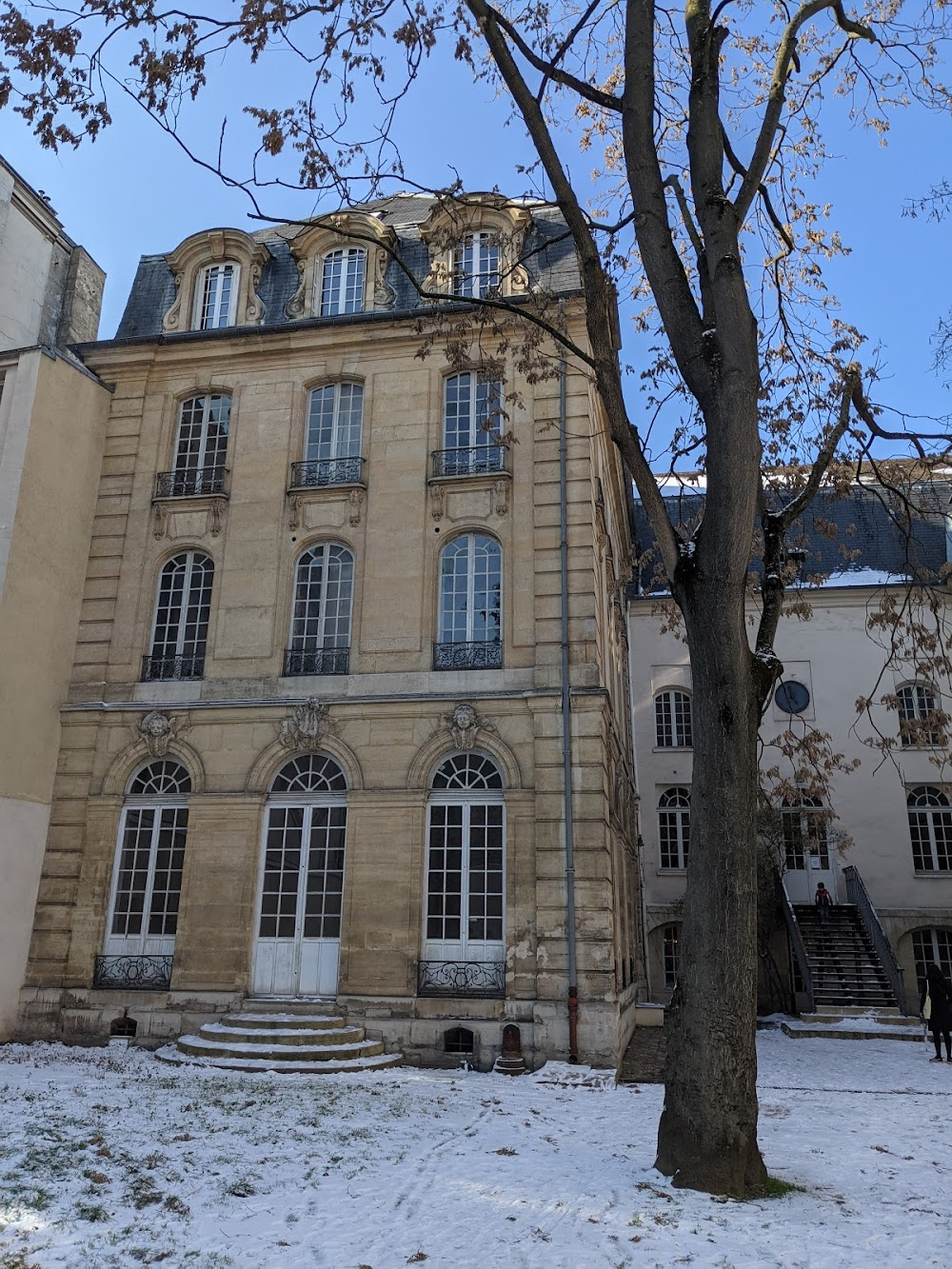 Retour à la bien-aimée : school where Julien works as a pianist