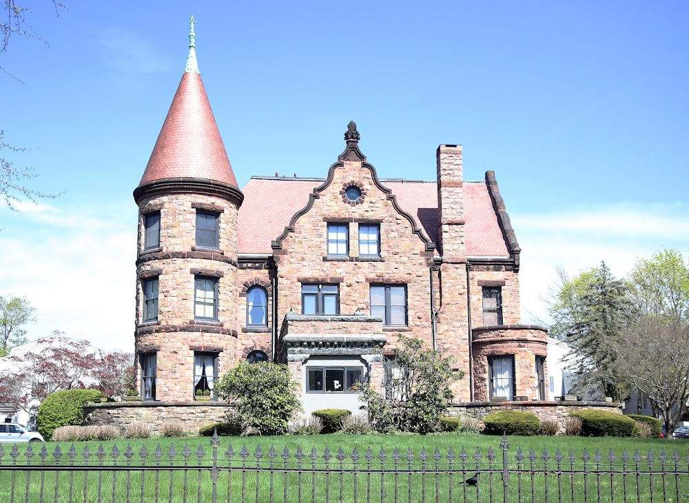 Reversal of Fortune : opening credits flying over mansions