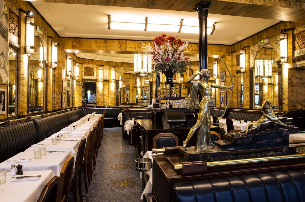 Nous irons tous au paradis : Etienne, Simon and Bouly wait in a brasserie for David and his future wife