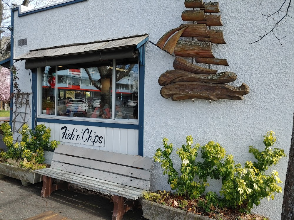 Riddled with Deceit: A Martha's Vineyard Mystery : fish & chip shop