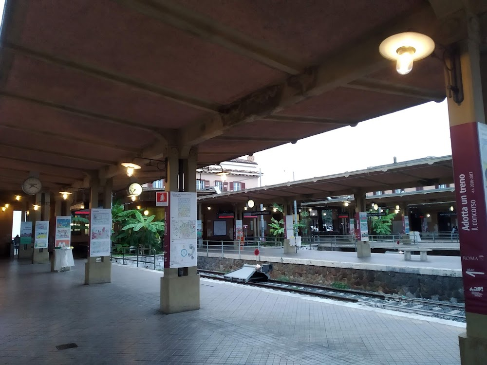 Domenica d'agosto : train station to Ostia