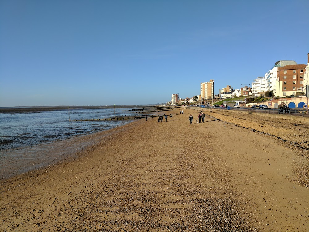 Rise of the Footsoldier 3 : Pat, Tony and Craig walk on the beach