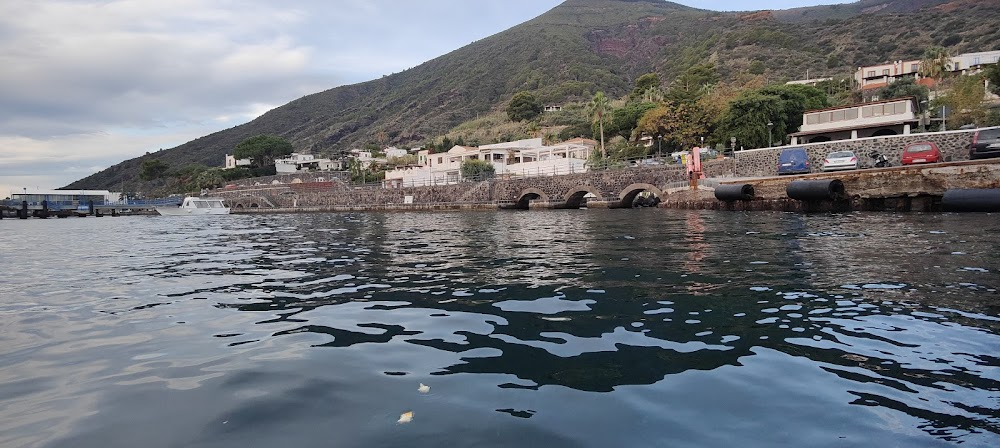 Vulcano : fishing port, church