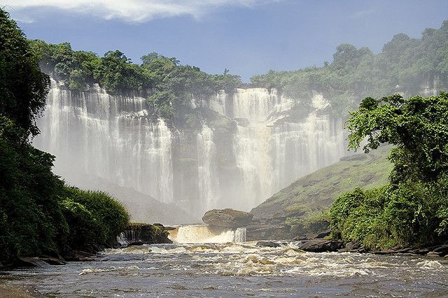 Riusciranno i nostri eroi a ritrovare l'amico misteriosamente scomparso in Africa? : waterfall