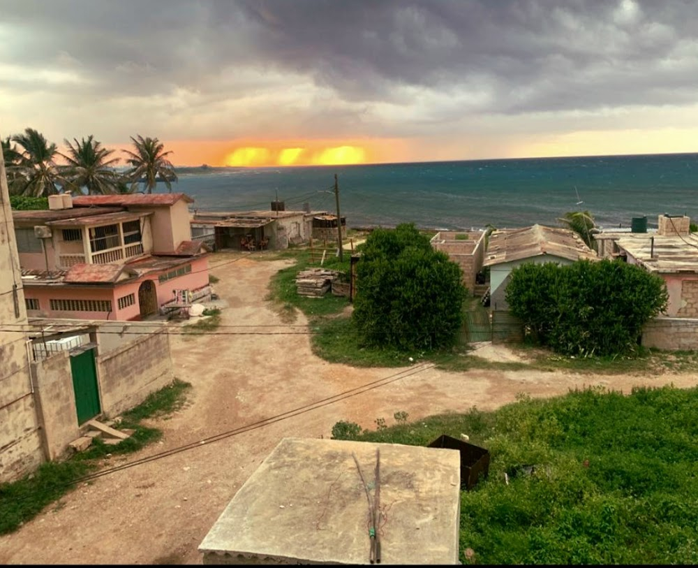 Against Wind and Tide: A Cuban Odyssey : 