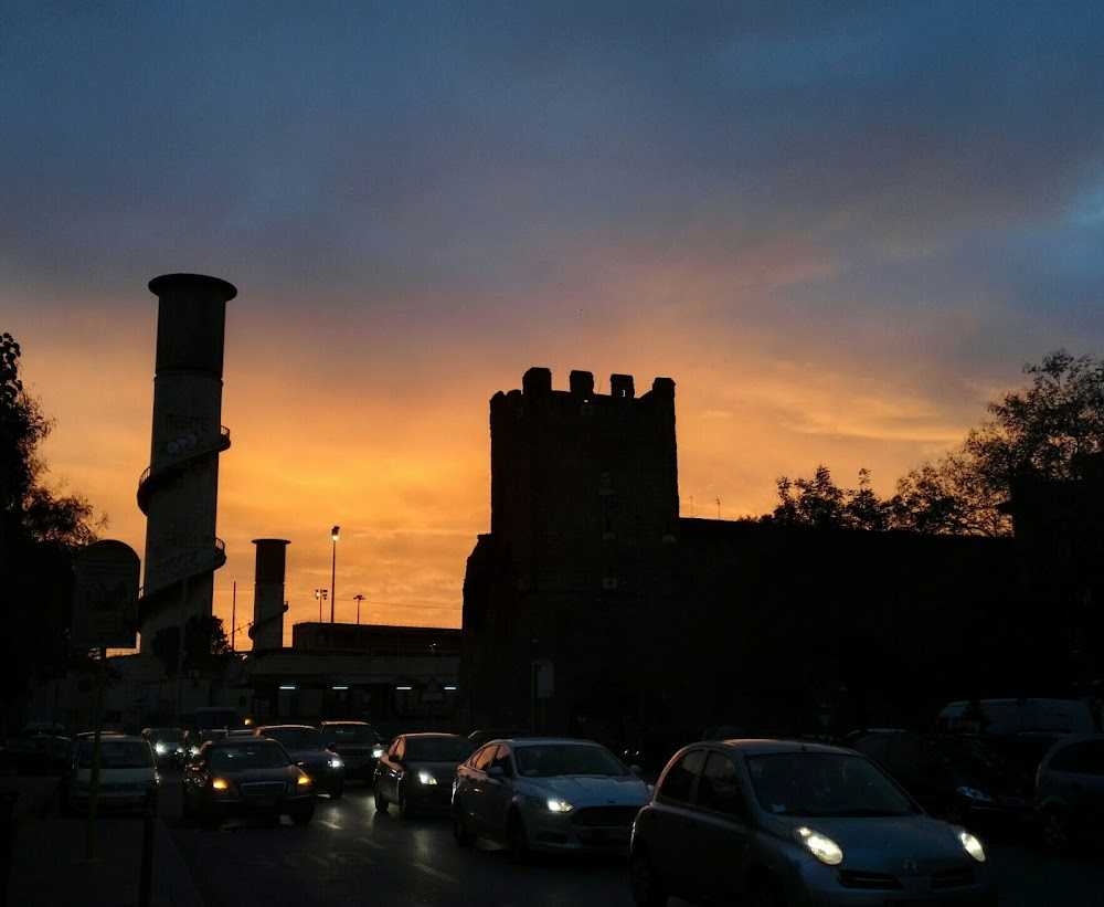 Roma : running for shelter through the tunnel