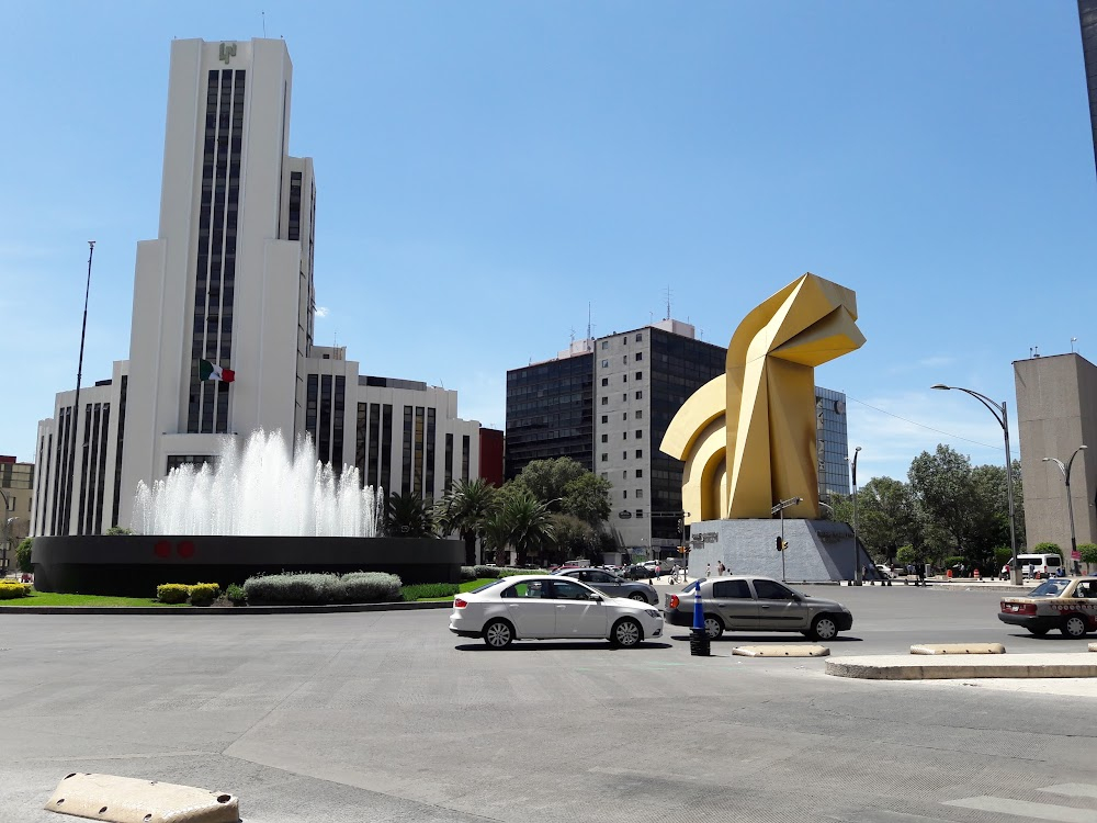 Romeo + Juliet : CGI of Jesus' massive statue in place of the Angel of Independence