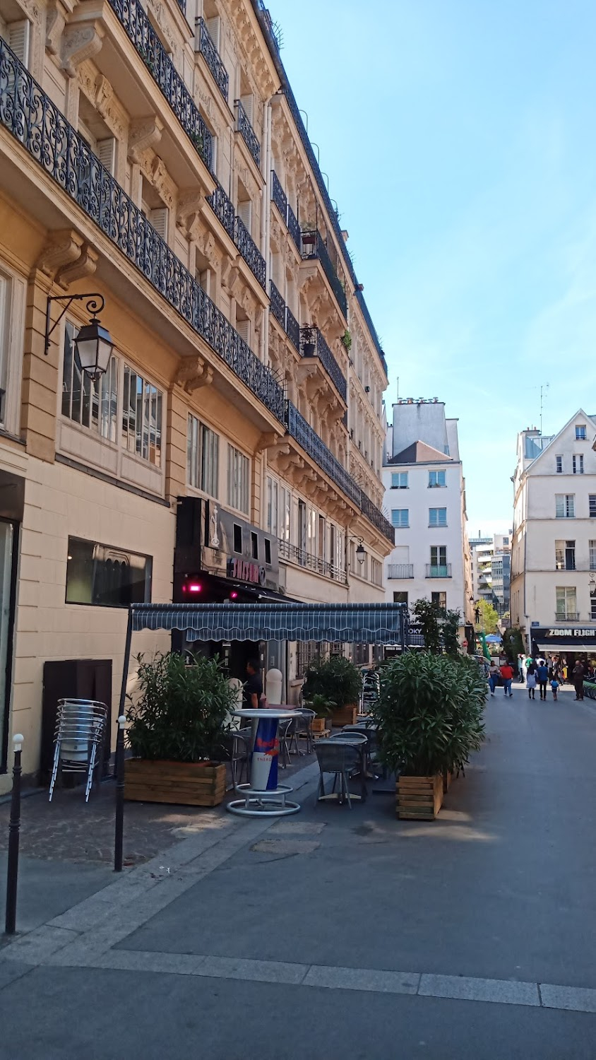 Rosa la rose, fille publique : Rosa and her colleagues walking the streets