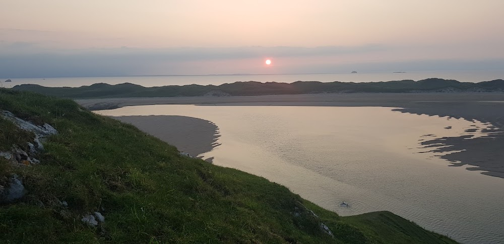 Ryan's Daughter : beach: tracks leading to the cave, Rosy seeing Charles from top of cliff