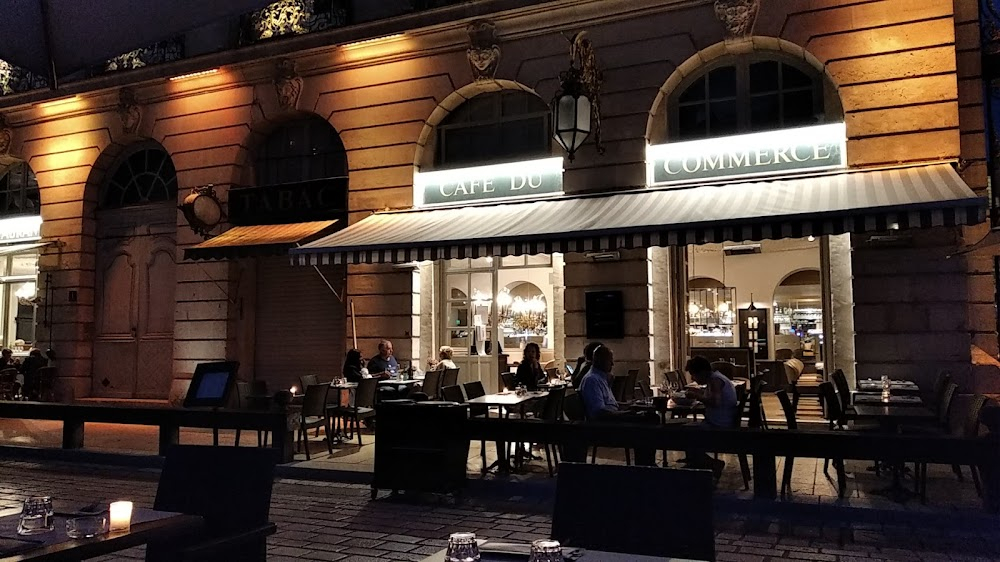 Sage-homme : scene at a café terrace