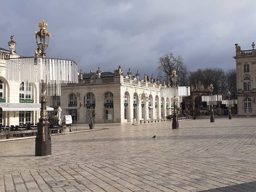 Le bruit des trousseaux : Alexis and Léa walking their baby on the Place Stanislas