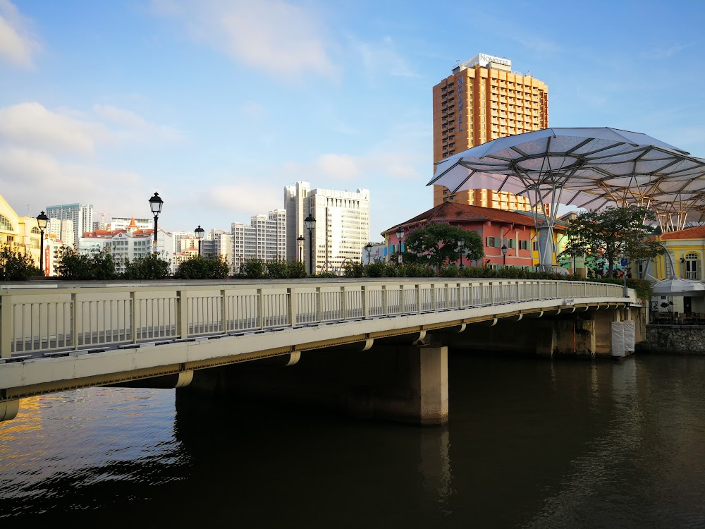 Saint Jack : final scene: Jack throws envelope into river - aka Malacca Bridge at 1B Clark Quay