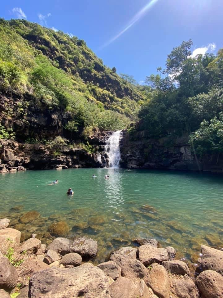 Same Time, Next Christmas : Olivia and Jeff kiss in waterfall