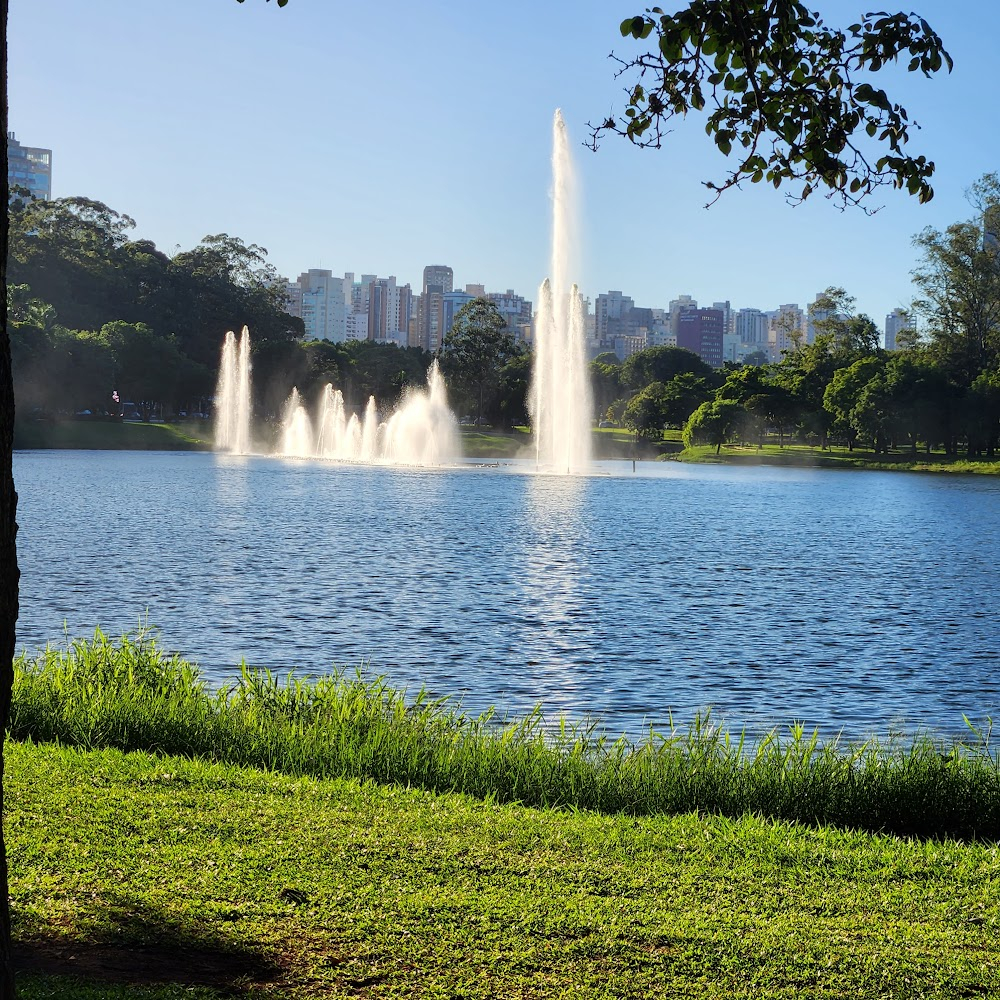 Spray Jet : Leonilson appears in three sequences inside the park.