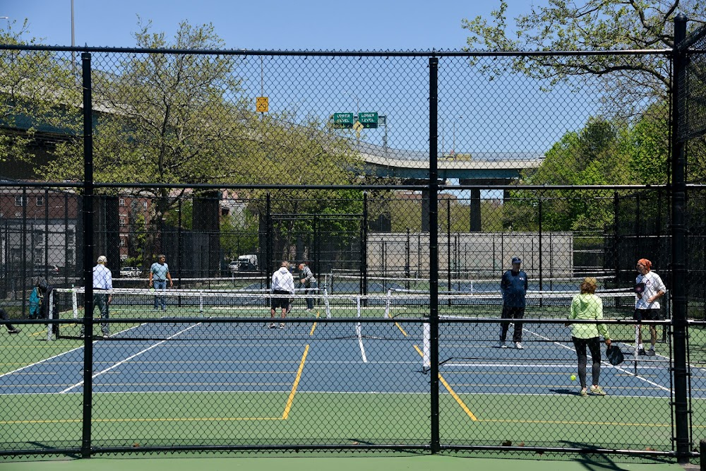 Saturday Night Fever : basketball court