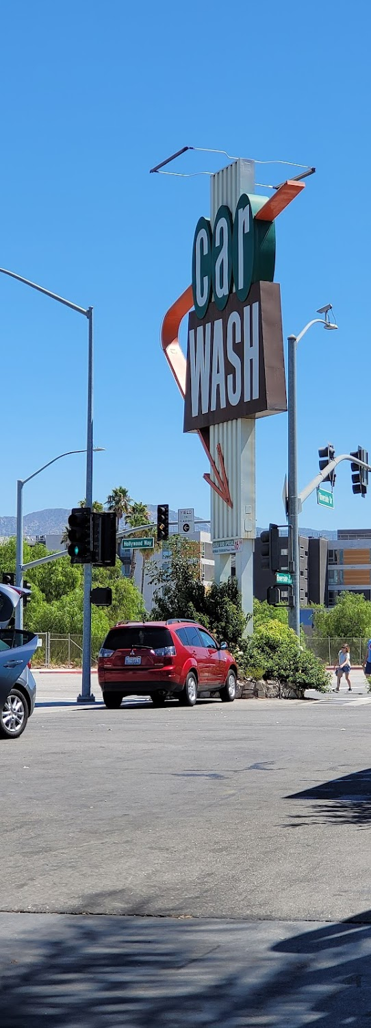 Saving Mr. Banks : Arriving in Los Angeles, Travers passes by on way to hotel