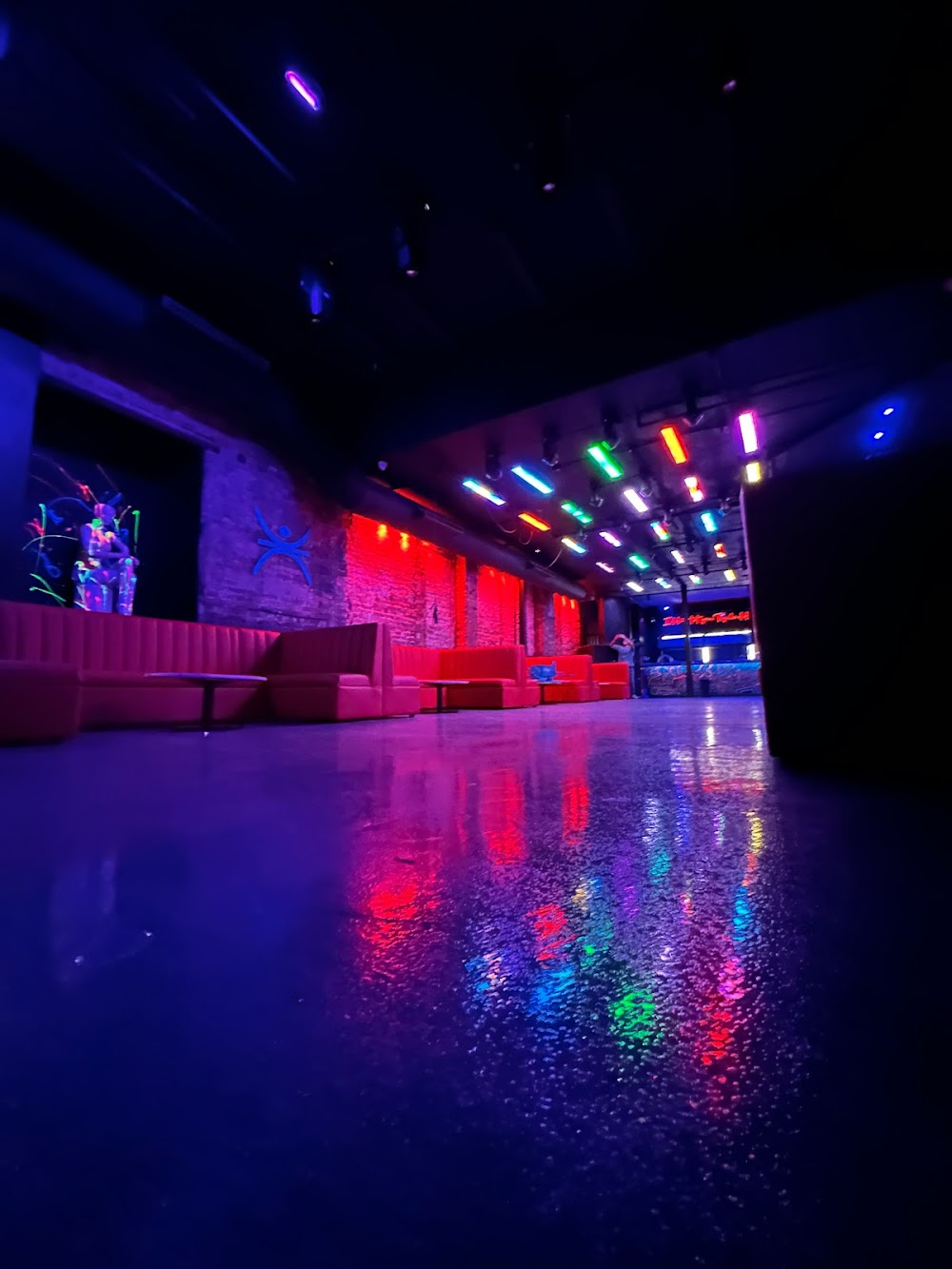 Seek : several nightclub scenes