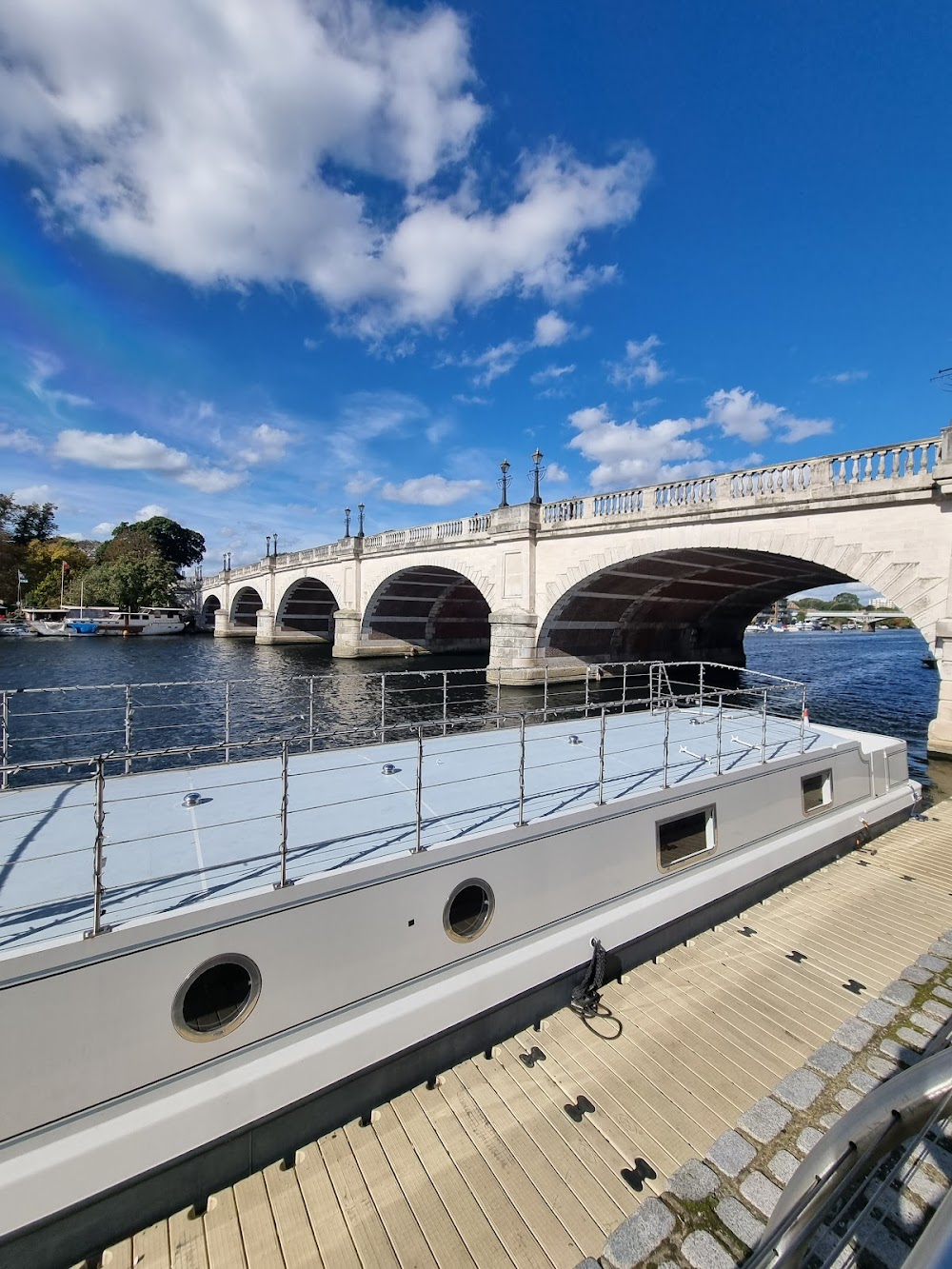 Serena : the river police boat approaches the police station