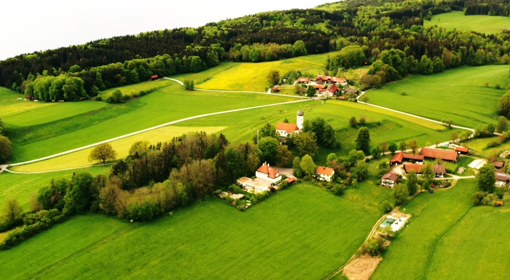 Servus Bayern : church with graveyard