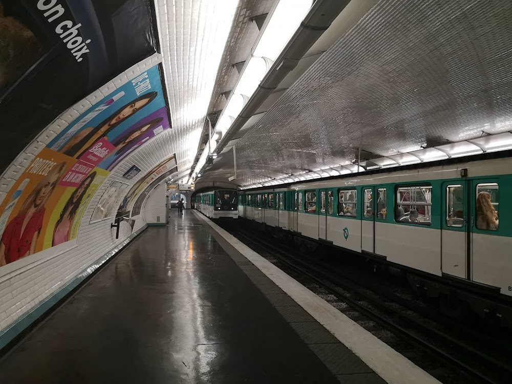 La sainte famille : Zoe in the Paris subway