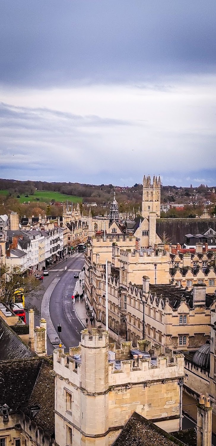 The Rake's Progress : Oxford establishing shot with man playing hurdy-gurdy.