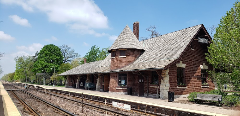 Flags of Our Fathers : Rene Gagnon steps off the train