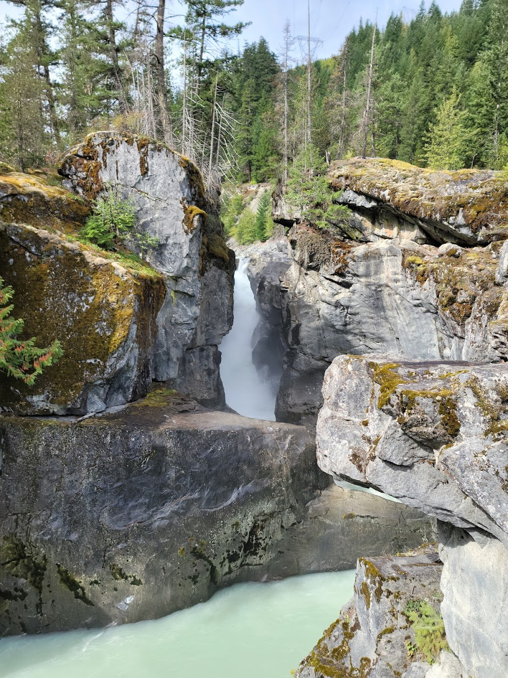 Shoot to Kill : Waterfall scene and where Stantin and Knox discover bodies.