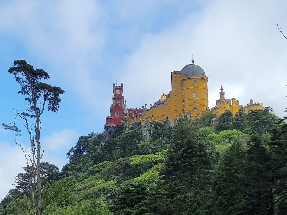 Der Fremdenführer von Lissabon : Romantic scene in front of the exterior walls and towers; mountain view.