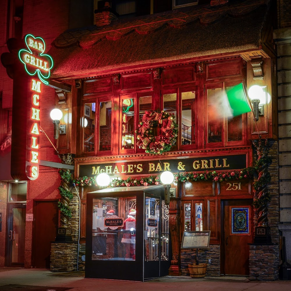 Money Train : John, Charlie and Grace hang out at the bar