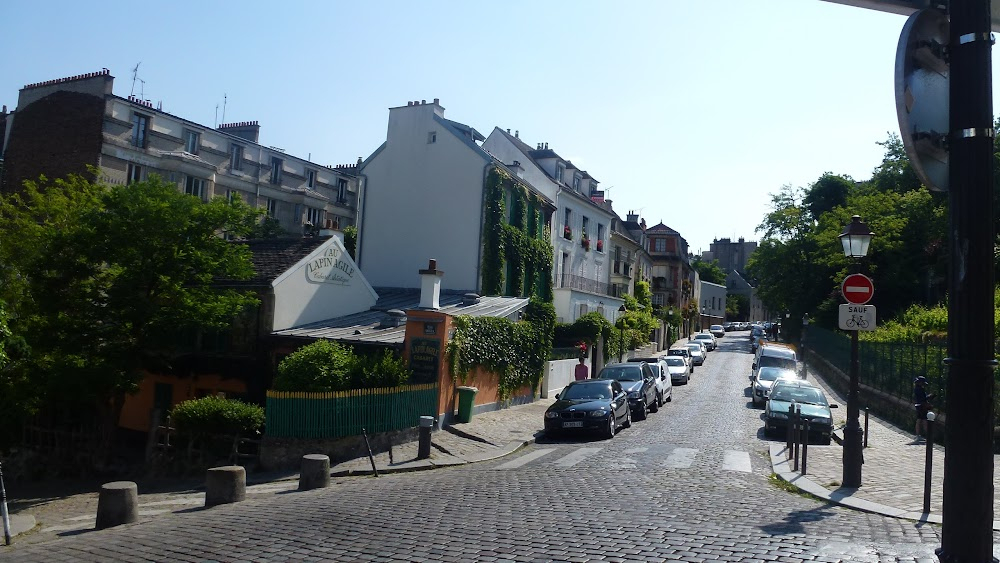 Ils étaient neuf célibataires : widower loses sight of wife's hearse