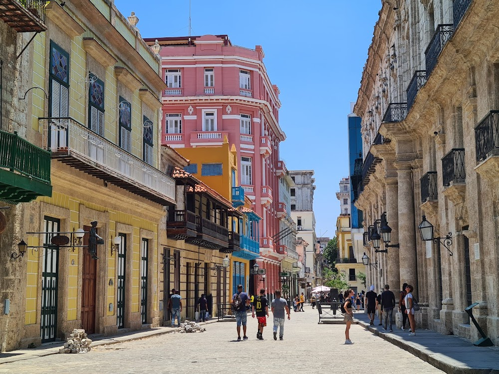 Soy Cuba : The young rebels get out of their car just by the corner where the La Moderna Poesia bookstore still stands.