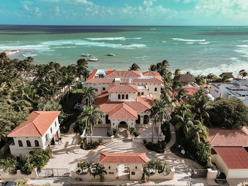 Soy Luna : exteriors: Villa in Cancún