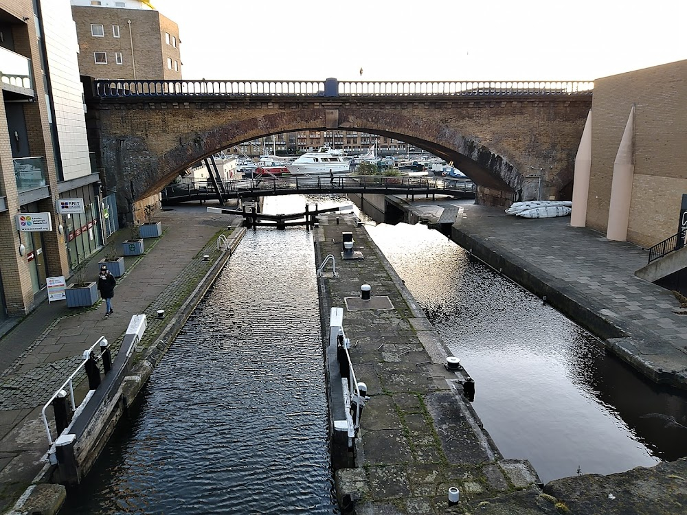 Sparrows Can't Sing : Maggie gets stuck on the swing bridge