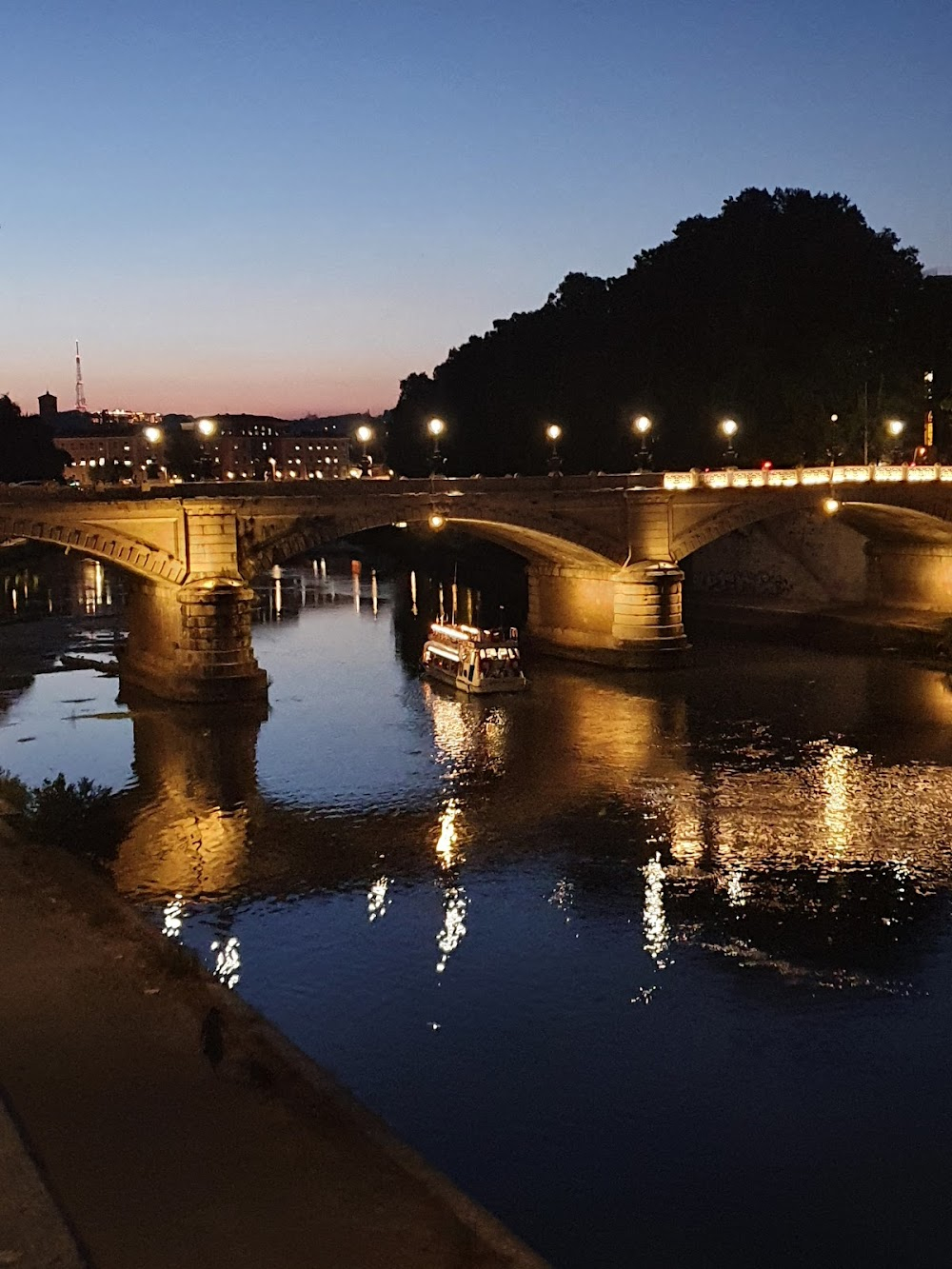 Spectre : Rome car chase at night