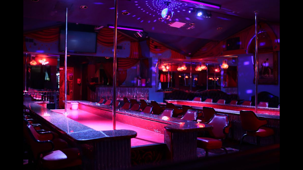 Sunset Strip : Strip club where Mark meets Turquoise.