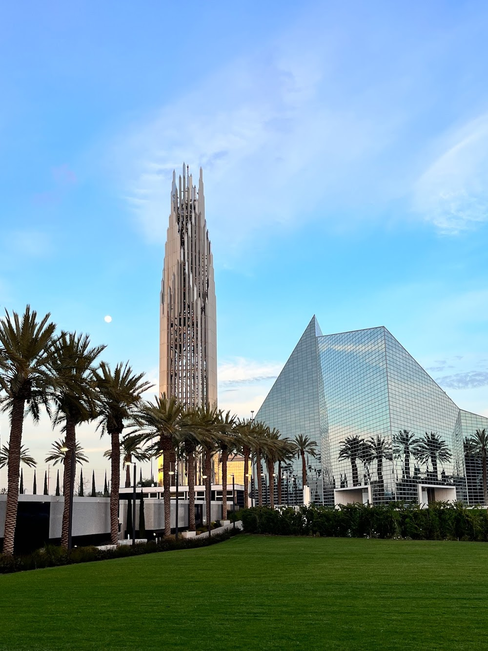 Violet : During filming in 1980, it was called Crystal Cathedral