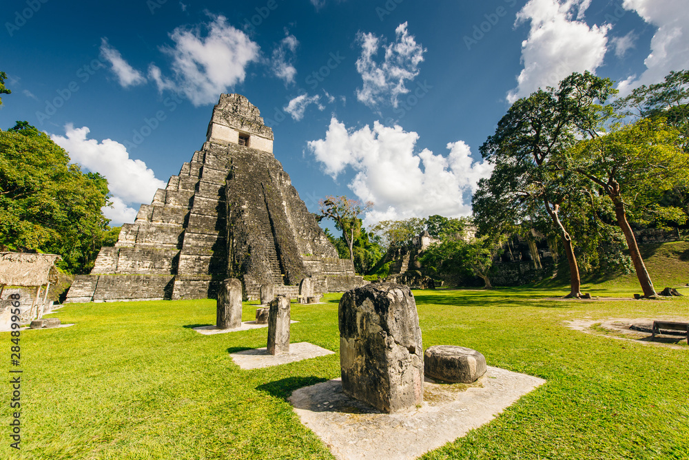 Moonraker : scene with pyramid