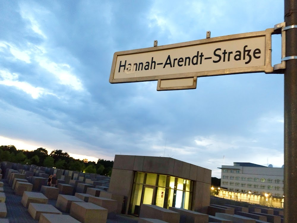 Steig. Nicht. Aus! : Holocaust memorial