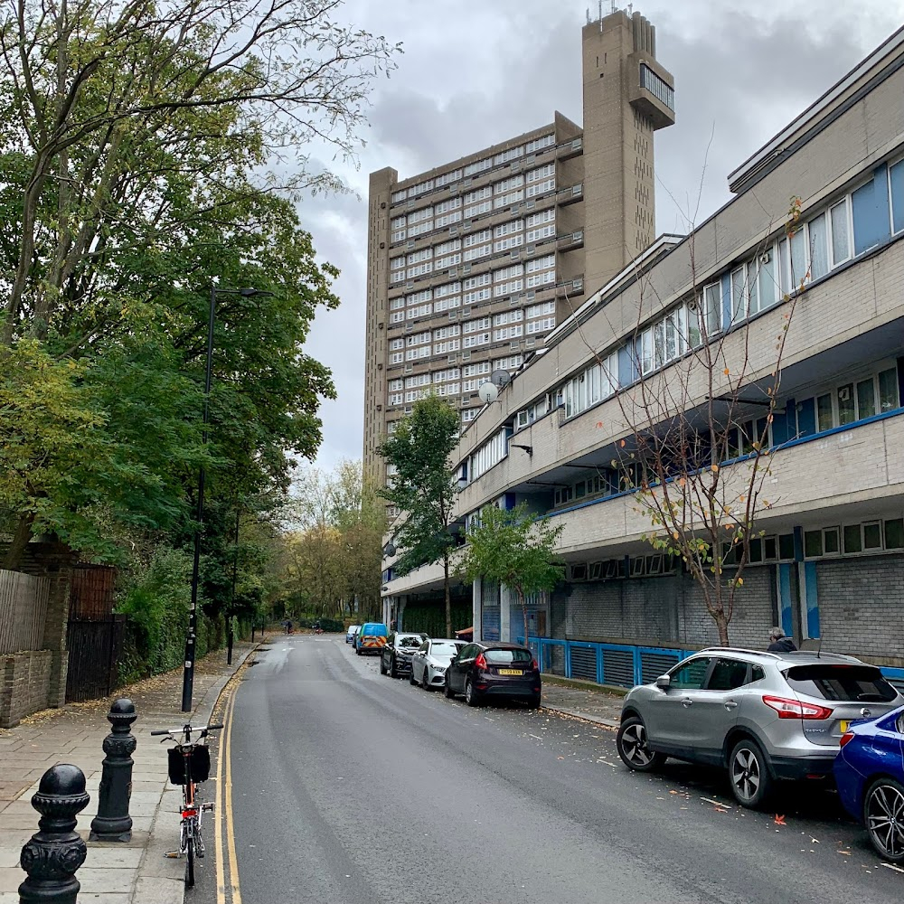 Steptoe & Son : Harold approaches a tower block