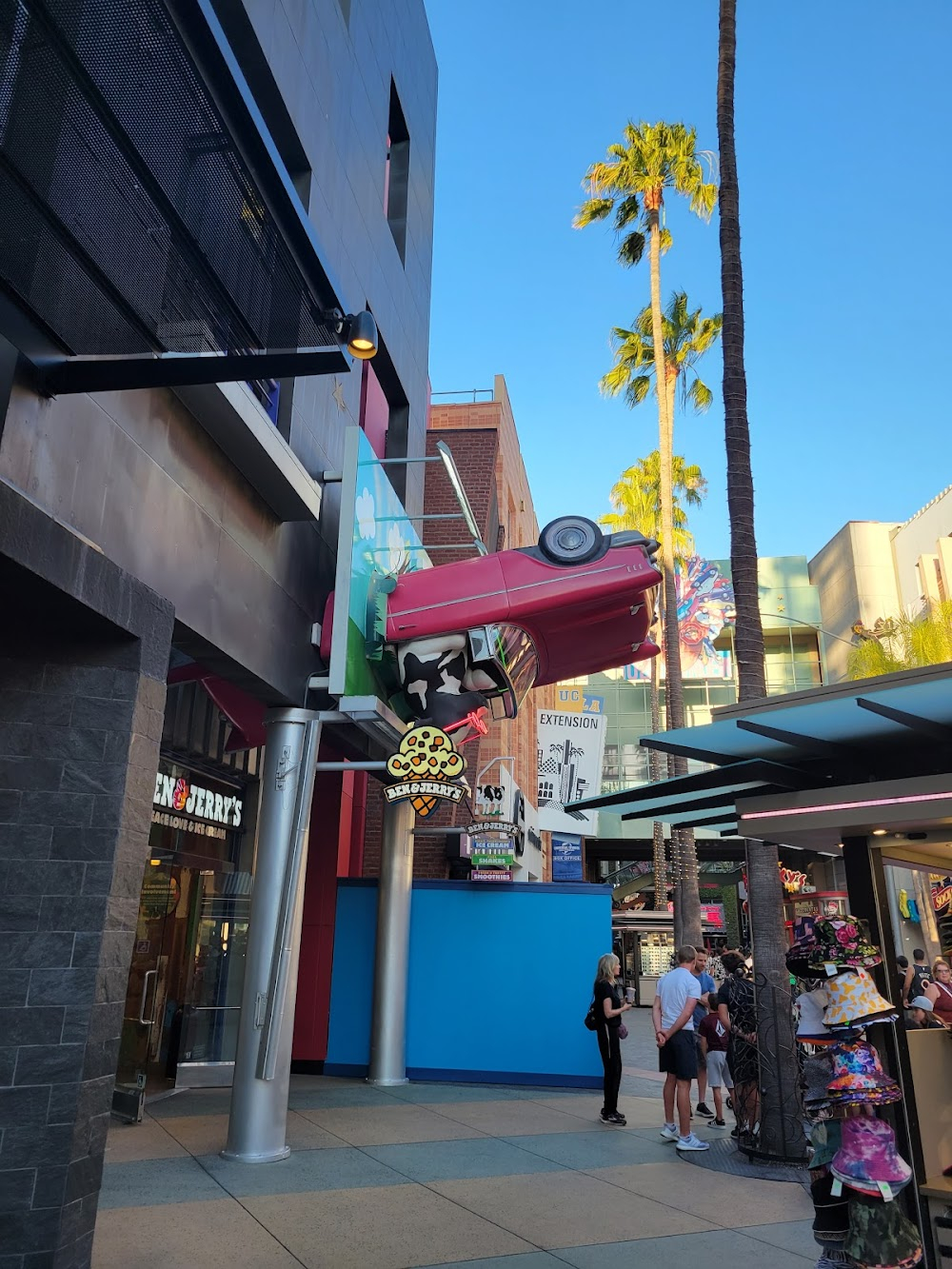 Stopover in Hollywood : Jerry Lewis' nightclub/restaurant at Sunset & Larrabee St.