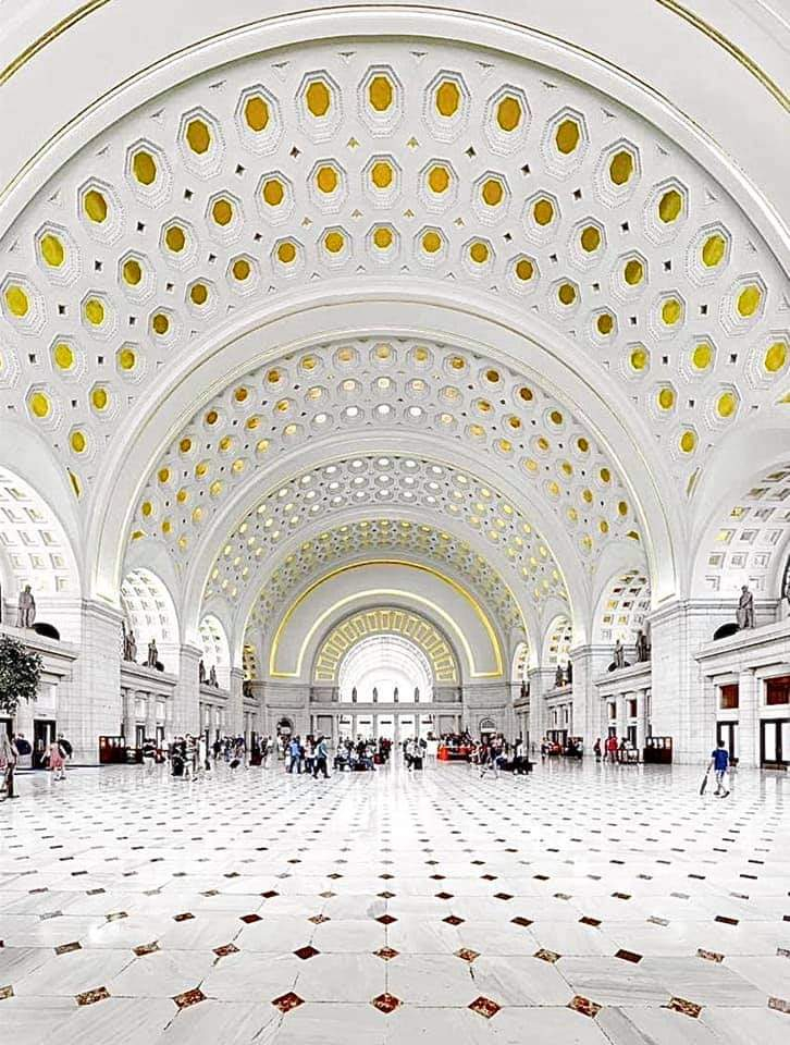 Blondie Johnson : exterior of train station