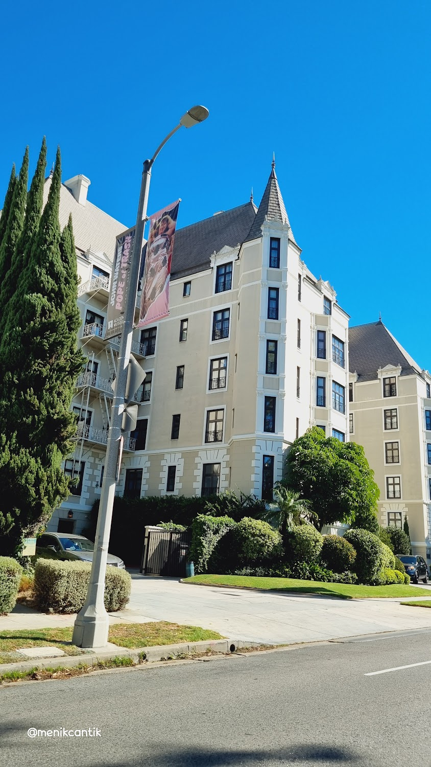 Strangers When We Meet : Roger Altar's apartment building