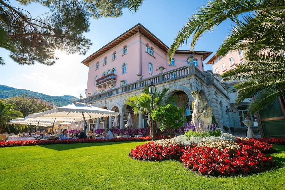 Strike Back : front of the hotel, exterior