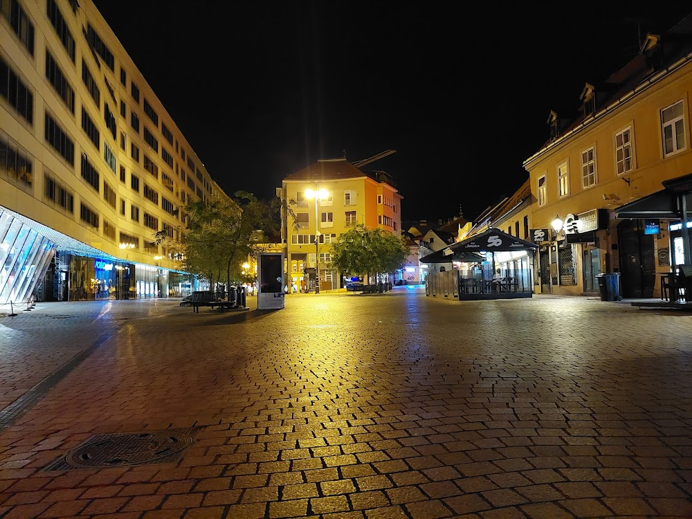 Strike Back : bomb explosion, Munich, Germany, street exterior